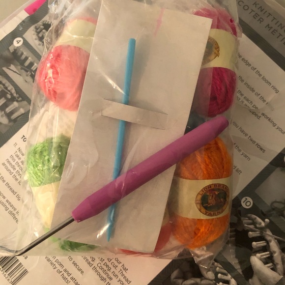 Knitting Loom Kit with Yarn - Picture 6 of 7